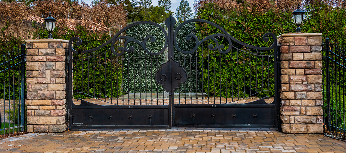 Wide Metal Gate